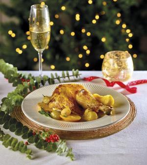 Pollastre de pagès al forn amb fruites i salsa de cava